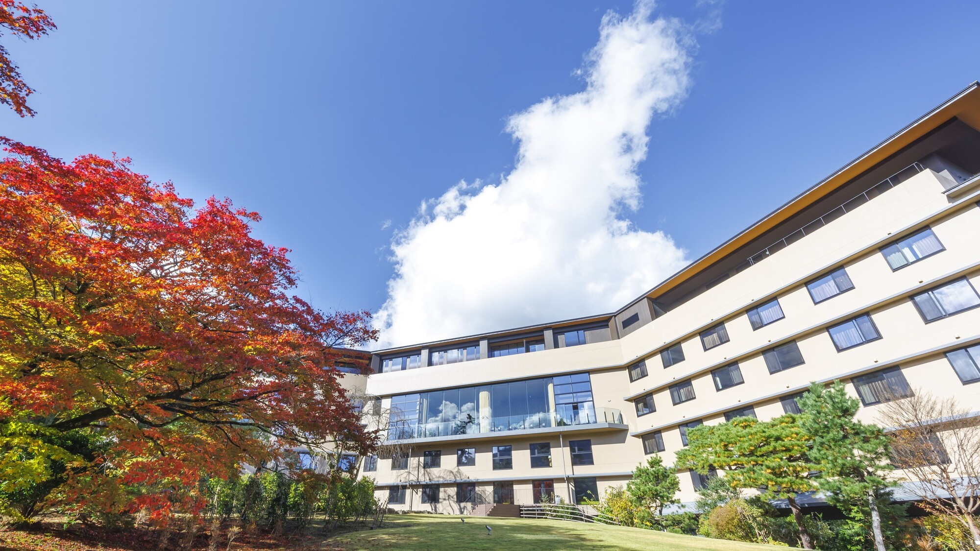 ホテル外観(庭園側)