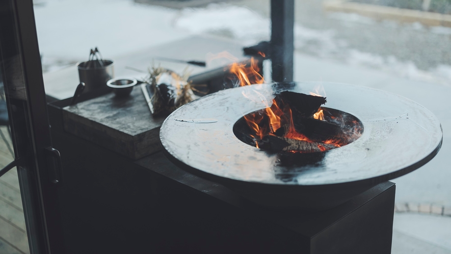 *薪火料理／お料理と共に焚火の炎や薫り、音を五感でお楽しみ下さい。