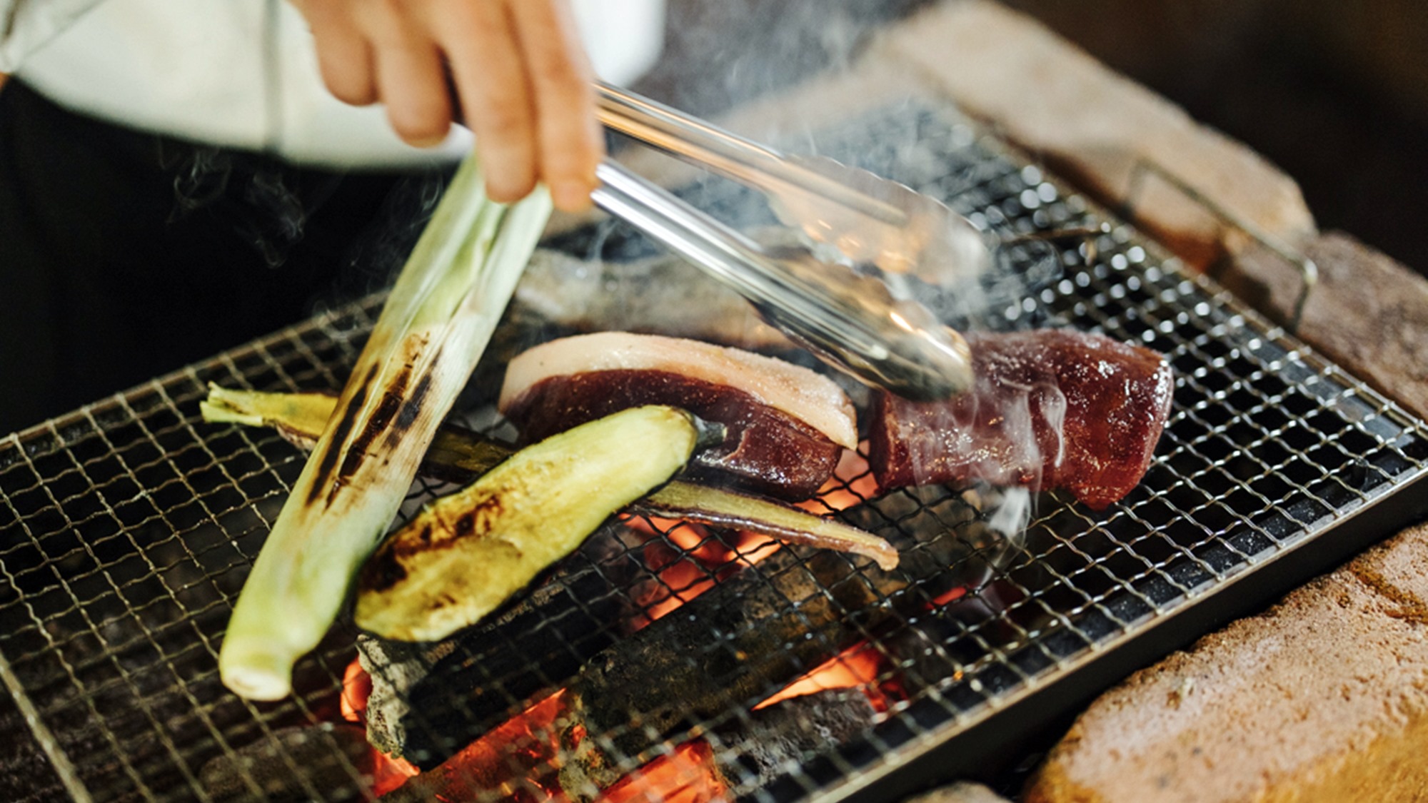 *薪火料理／薪を燃やす炎と煙が旬の食材をよりおいしく仕上げてくれます。