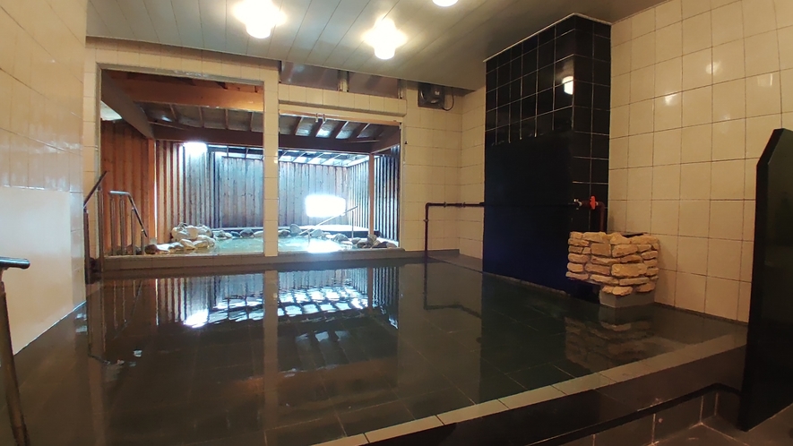 【温泉大浴場】手前が内風呂、奥が露天風呂です。熱海伊豆山三大名湯のひとつを使用した源泉かけ流しです