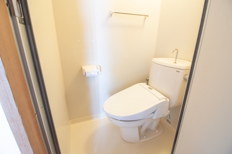 全ての客室のトイレは温水洗浄機能付きです