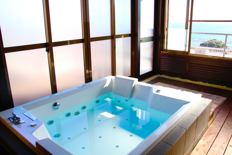 【ジャグジー＆サウナ付きスィートルーム】相模湾を一望できるジャグジーは冷水浴、温浴どちらも可能です。