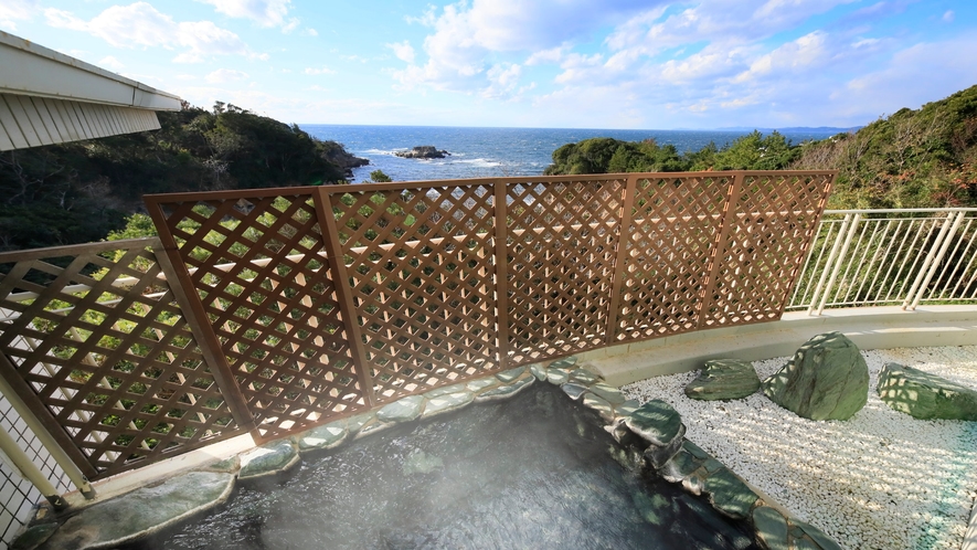 【大浴場】女湯：露天風呂では白浜の景色と共にお楽しみ頂けます。