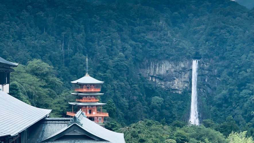 【那智の滝と三重塔】那智山青岸渡寺の本堂から、滝と塔の景色を眺めることができます（車で約2時間）