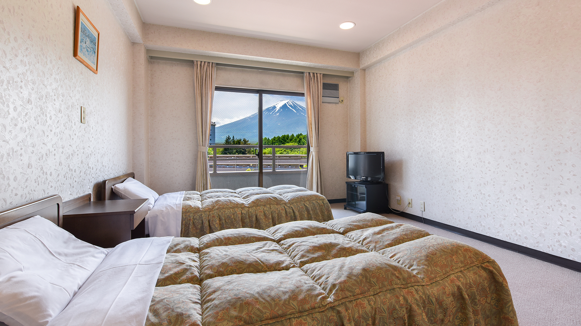 *【洋室】富士山ビューの広々とした洋室です。窓の外に広がる雄大な富士山をのぞみながら、ホッと一息。