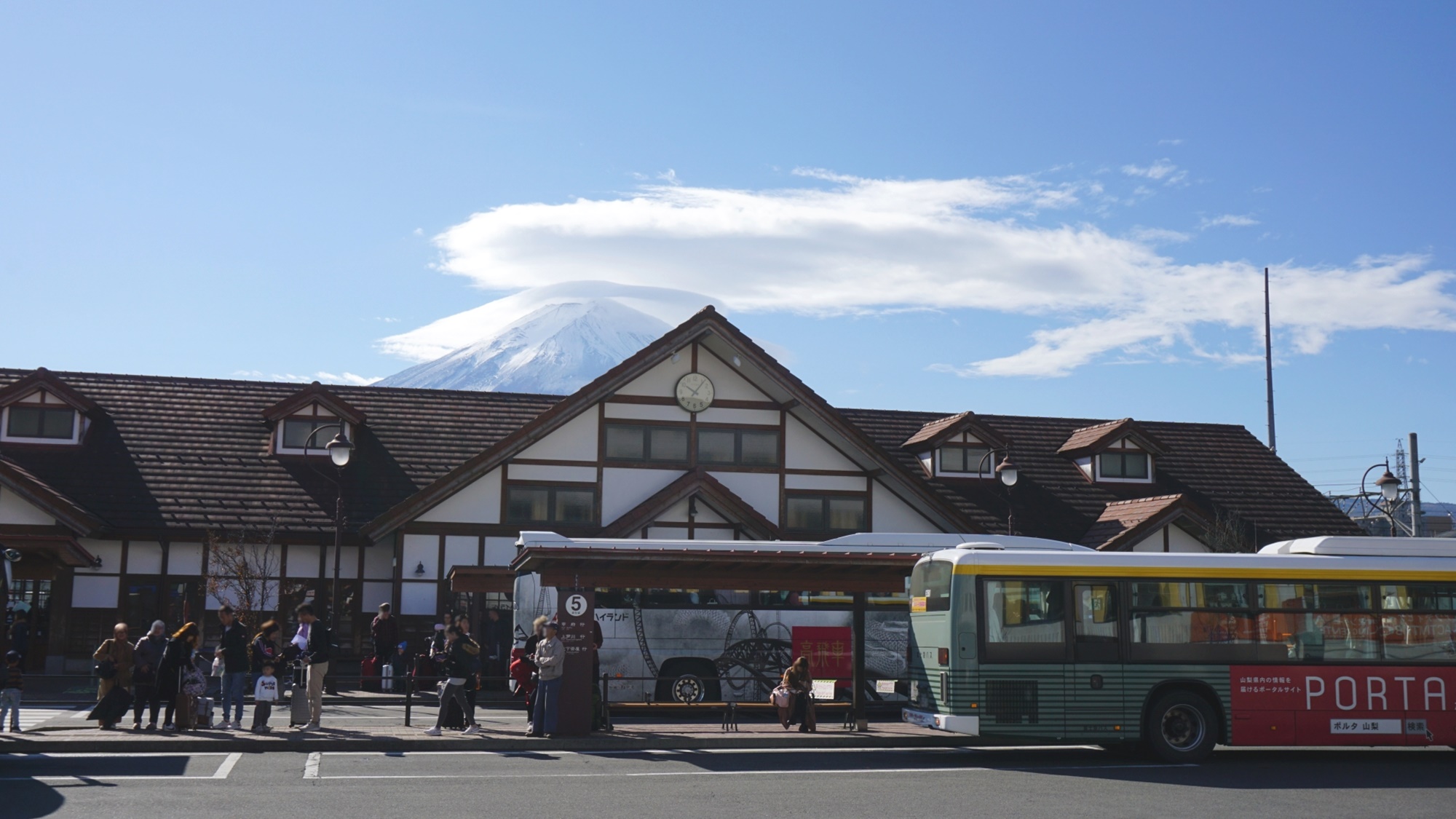 *【河口湖駅】当館からお車5分！富士山に1番近い鉄道として有名な富士急河口湖線の終着駅です