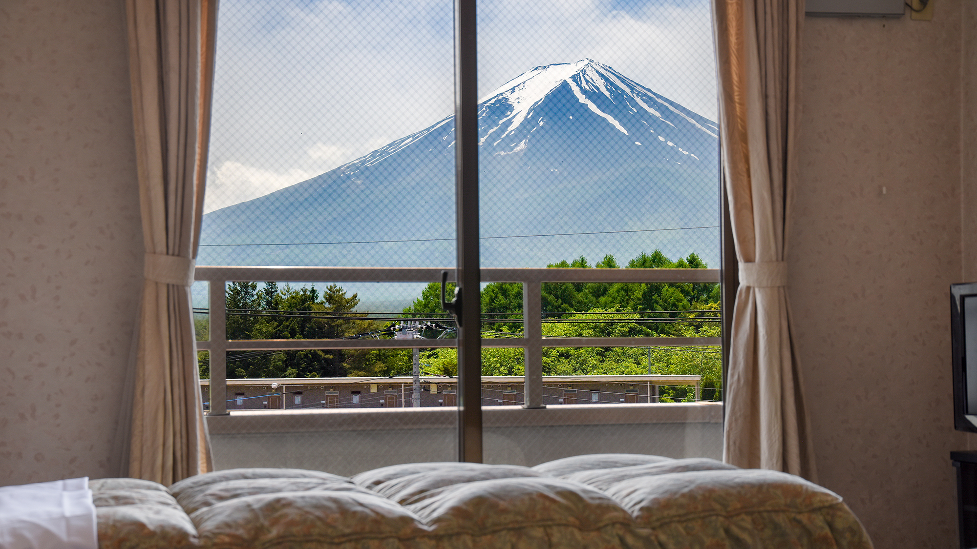 *【洋室】間近に迫る雄大な富士山は圧巻！時間とともに表情をかえる富士山をのぞみながら寛ぐひととき