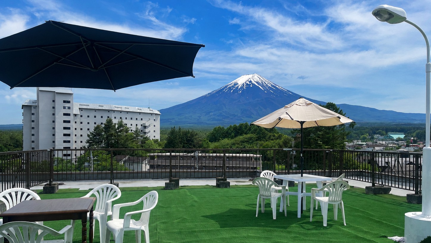 屋上　パラソルの下でゆったりと景色をお愉しみください