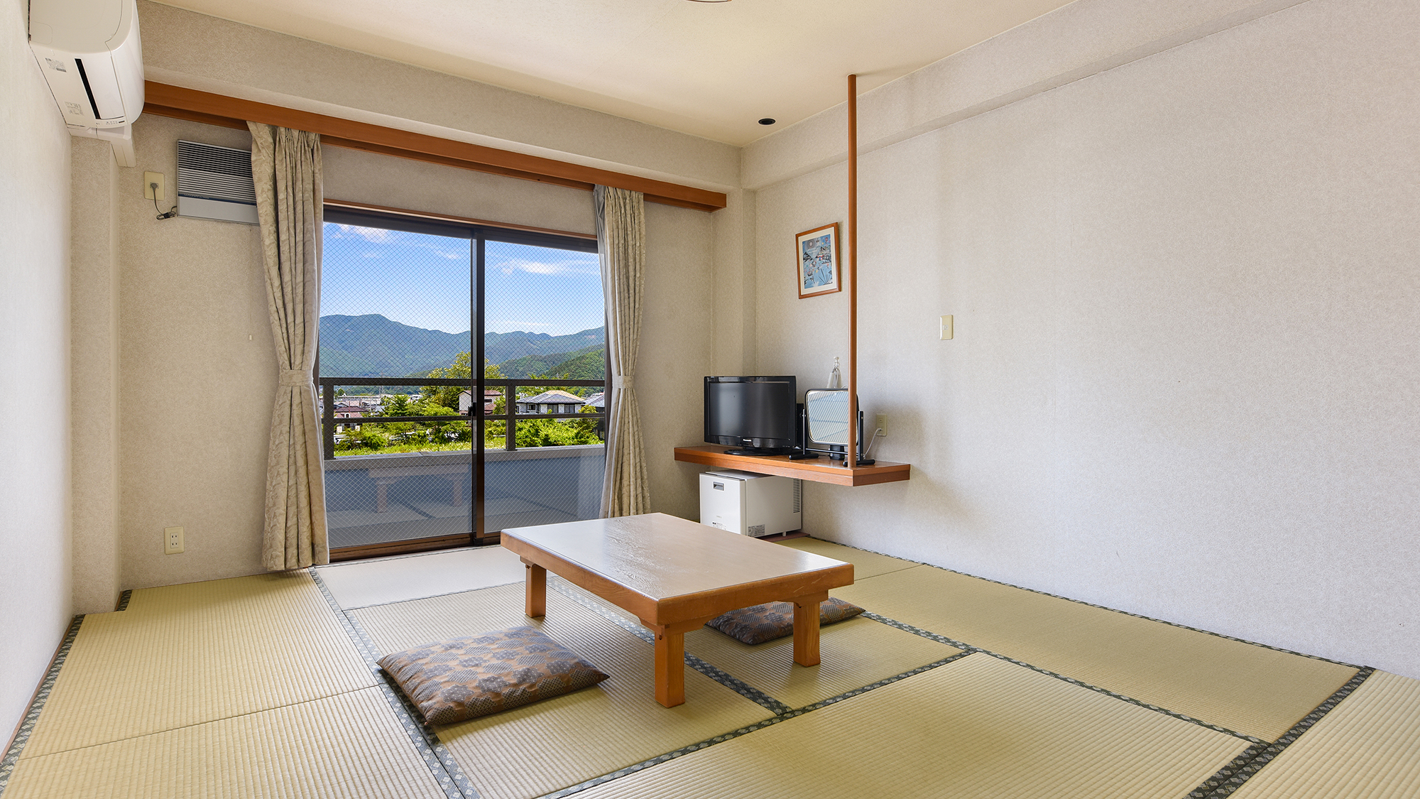 *【街側和室】富士山とは逆側の10畳の和室です。足を伸ばしてゆったりお寛ぎください