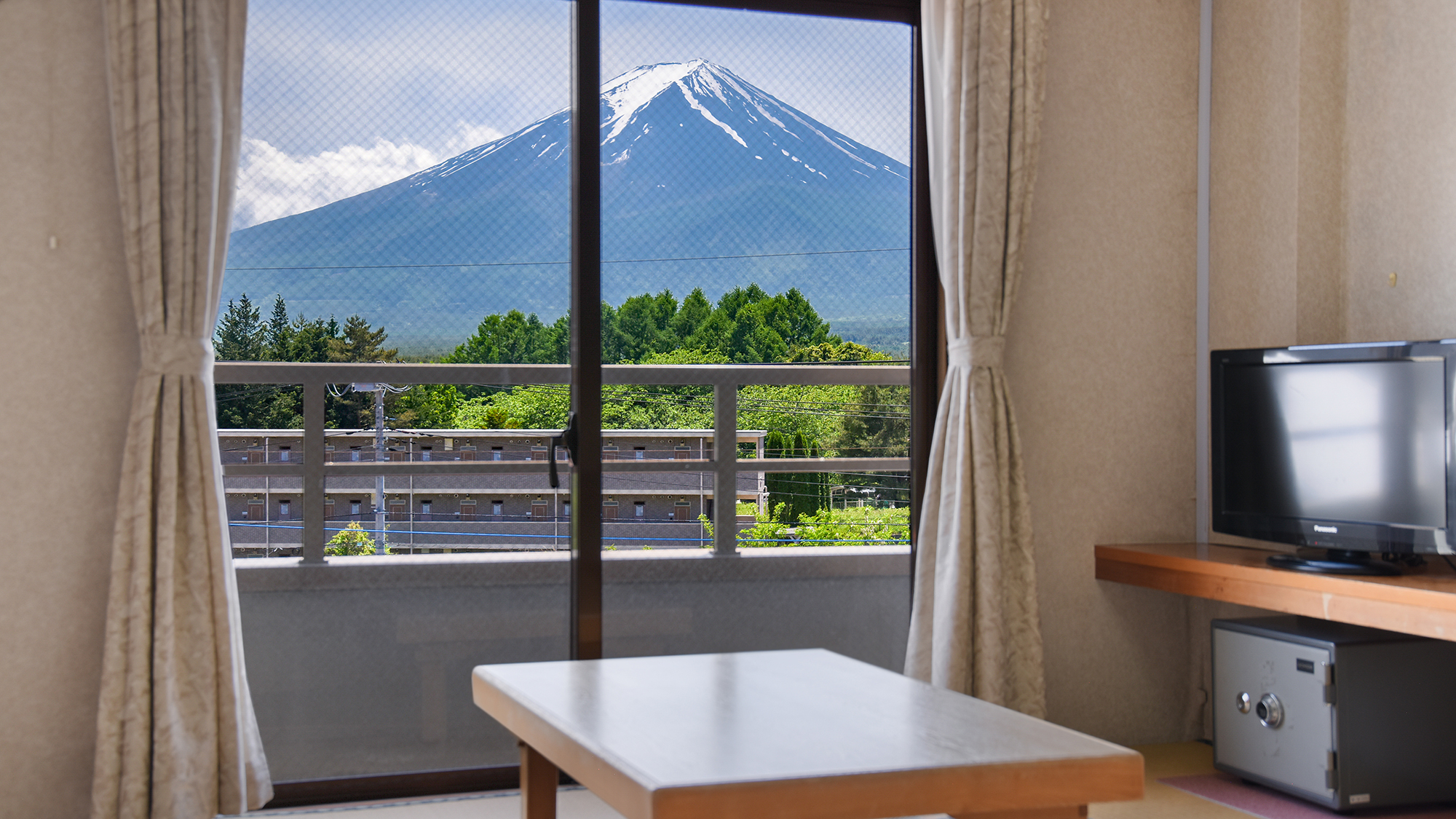 *【富士山側和室】富士山側のお部屋からは、刻一刻と変化する、雄大な霊峰富士をのぞめます。