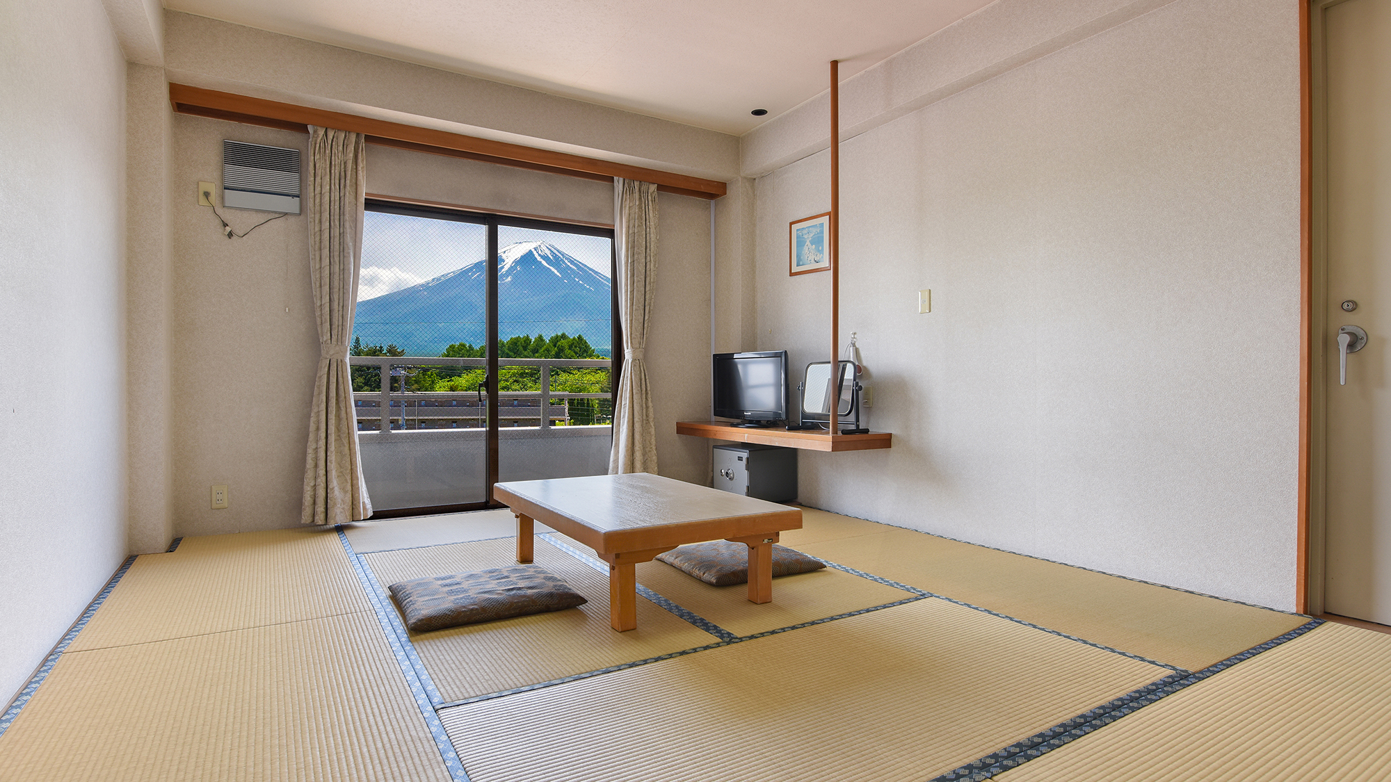 *【和室】富士山側のお部屋からは雄大な富士山をのぞめます（街側からはのぞめません）
