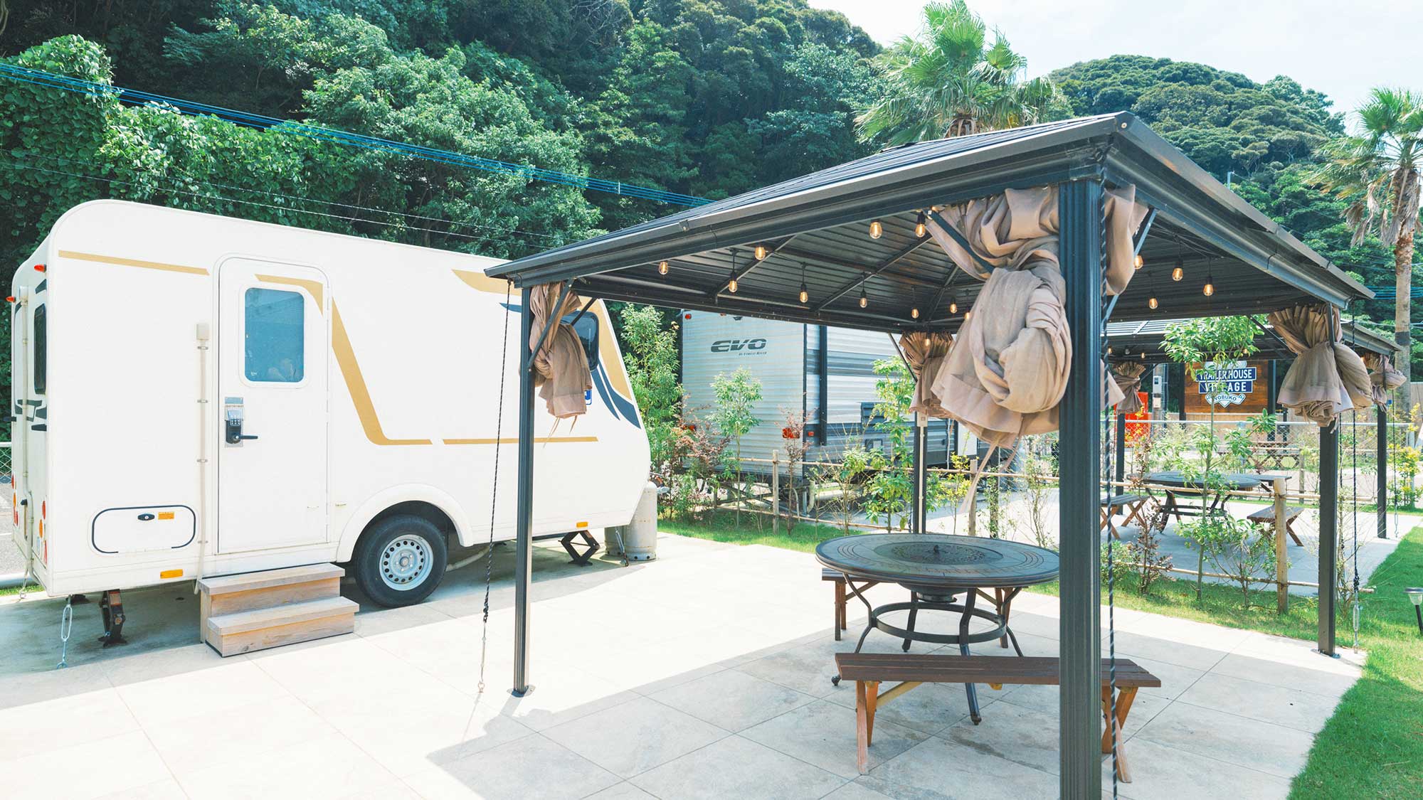【NAGOYA／5.5m】ベッドもキッチンも標準装備。専用BBQスペースは夜はライトアップできます！