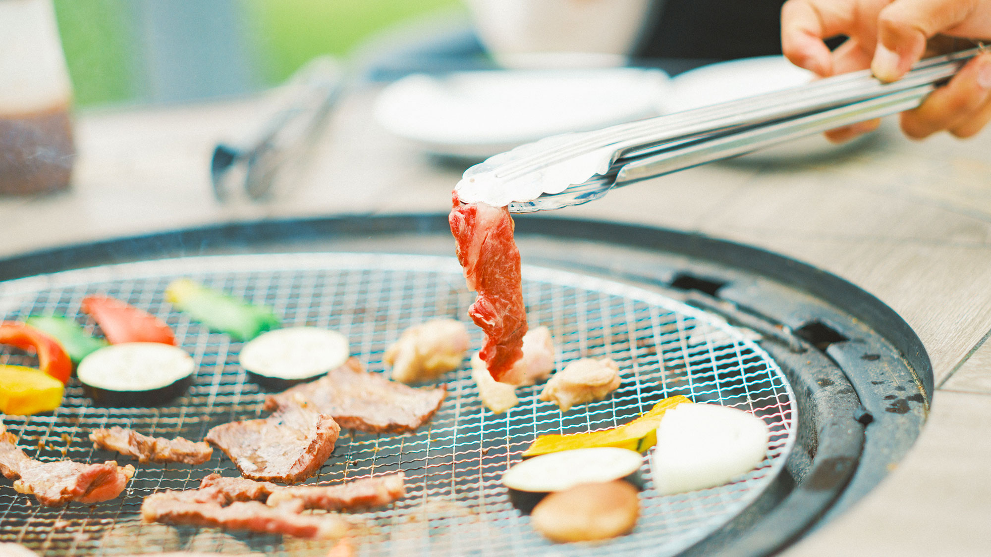 【夕食／BBQ】海を眺めながら、わいわいお食事を楽しめる最高のシチュエーション☆