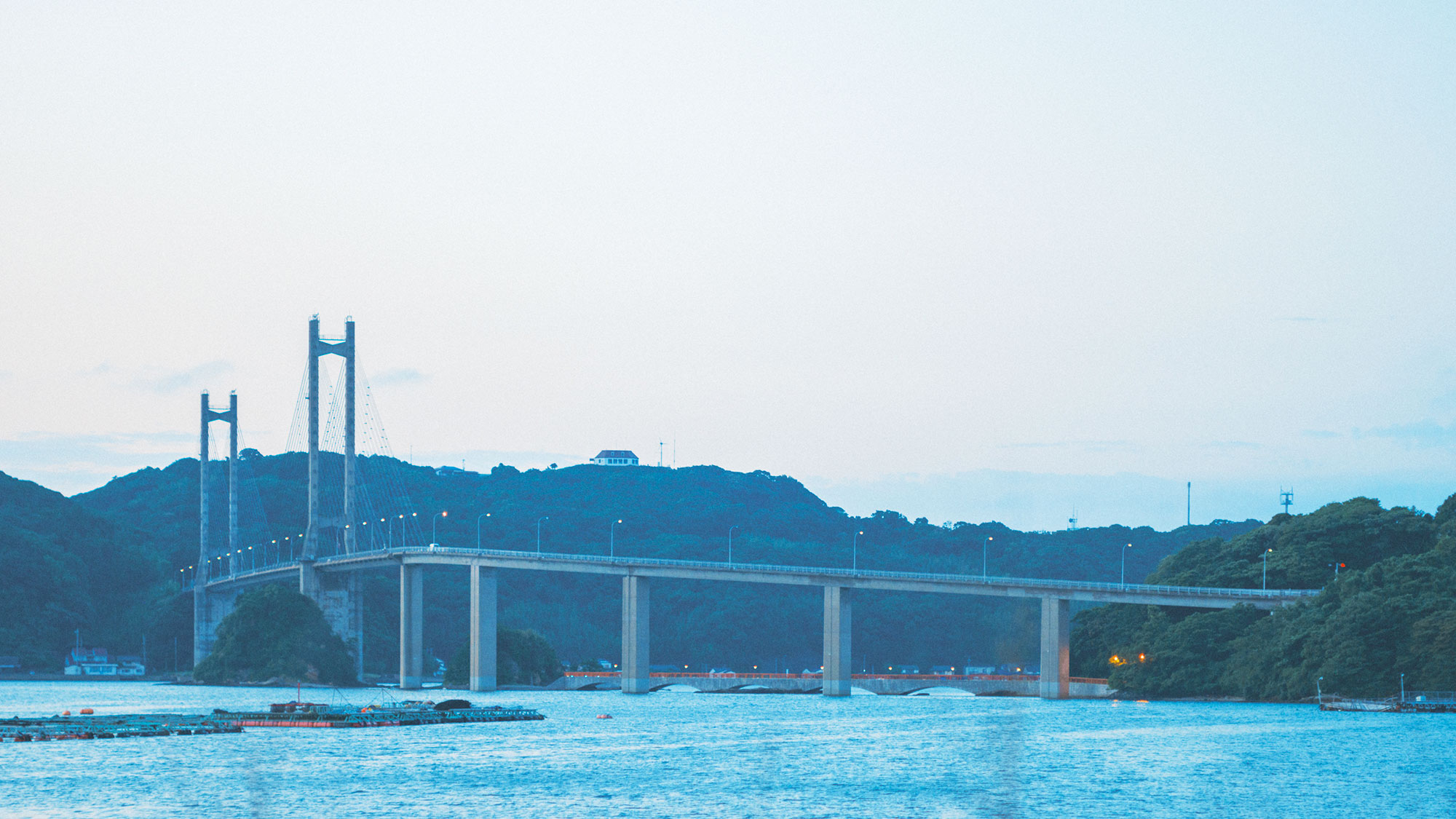 【呼子大橋】唐津市呼子町のシンボル。平成10年・新さが百景に選ばれたハープを並べたような美しい橋。