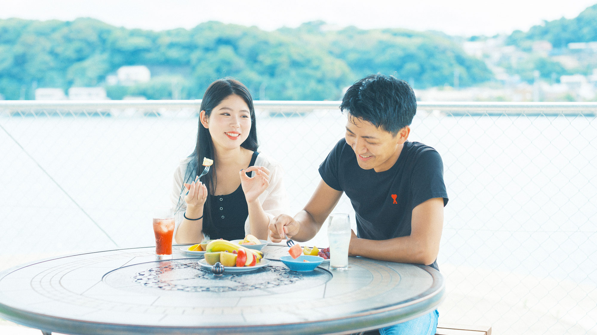 【海側トレーラーハウス】テラス席ではBBQやお食事もお楽しみいただけます。