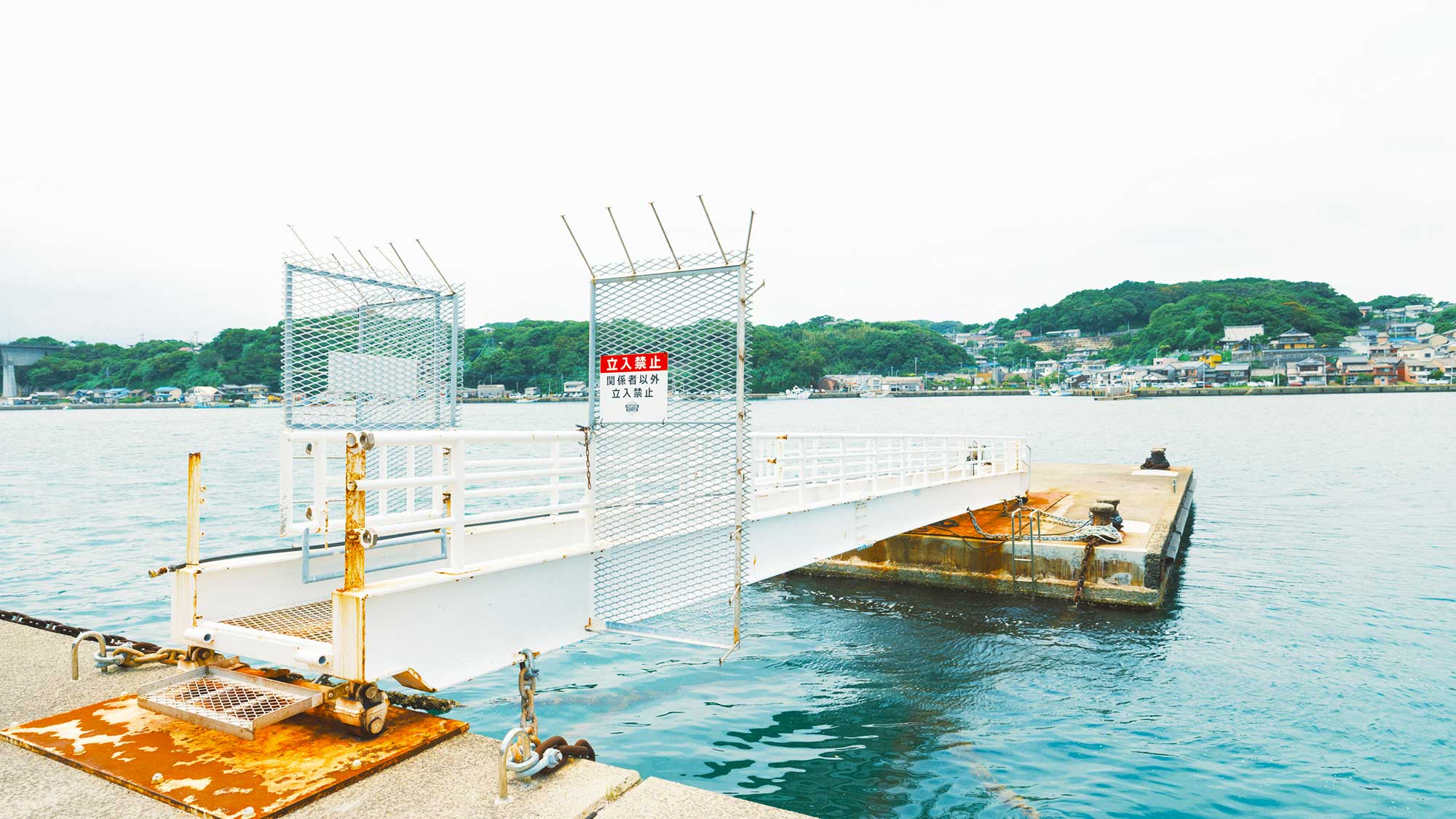 【釣り体験】施設海側の桟橋にて釣りができます。釣り具のレンタルも行っております。（1,650円）