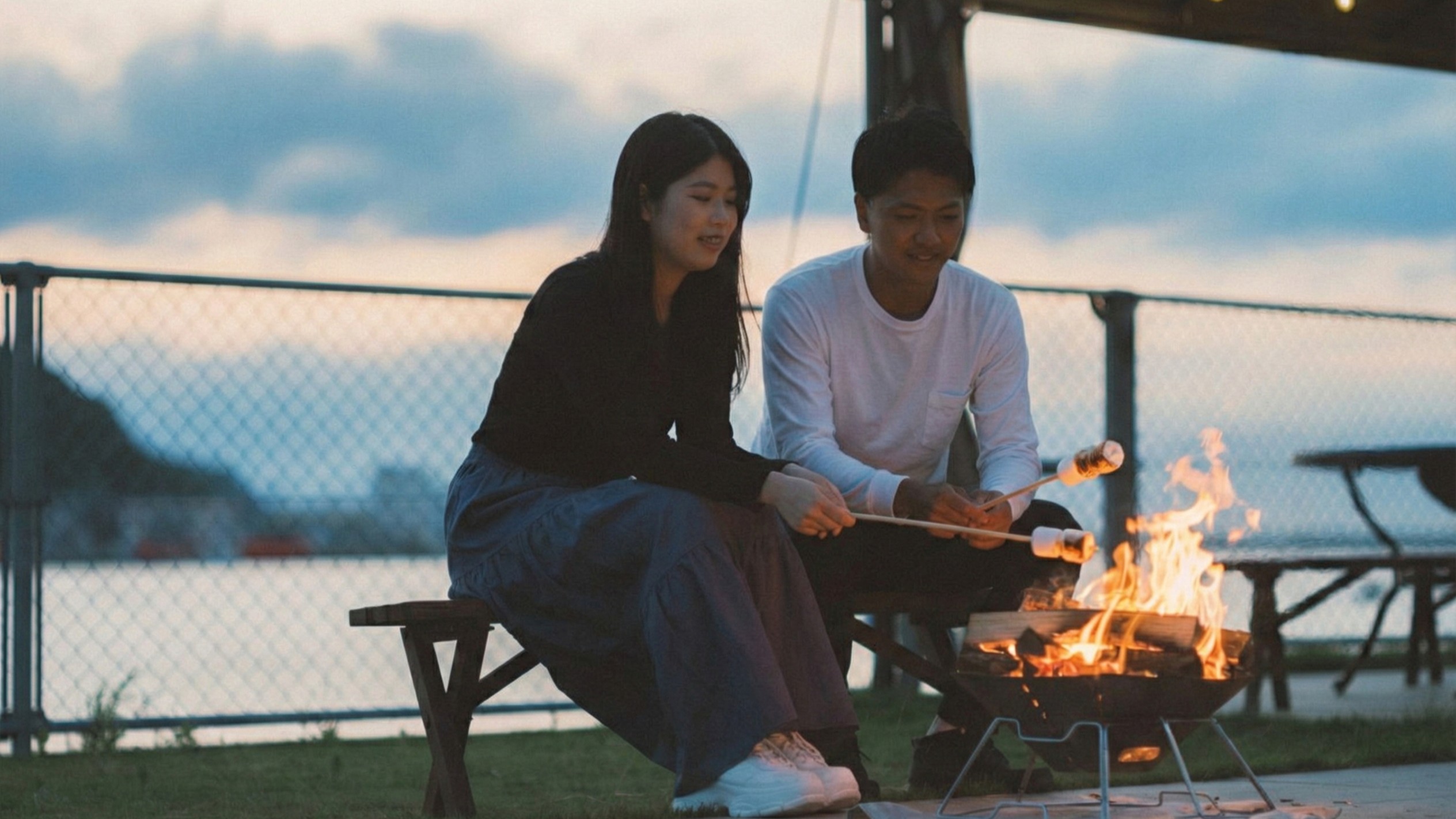 【滞在イメージ】波の音を聞きながら、たき火を眺める心休まるひととき。