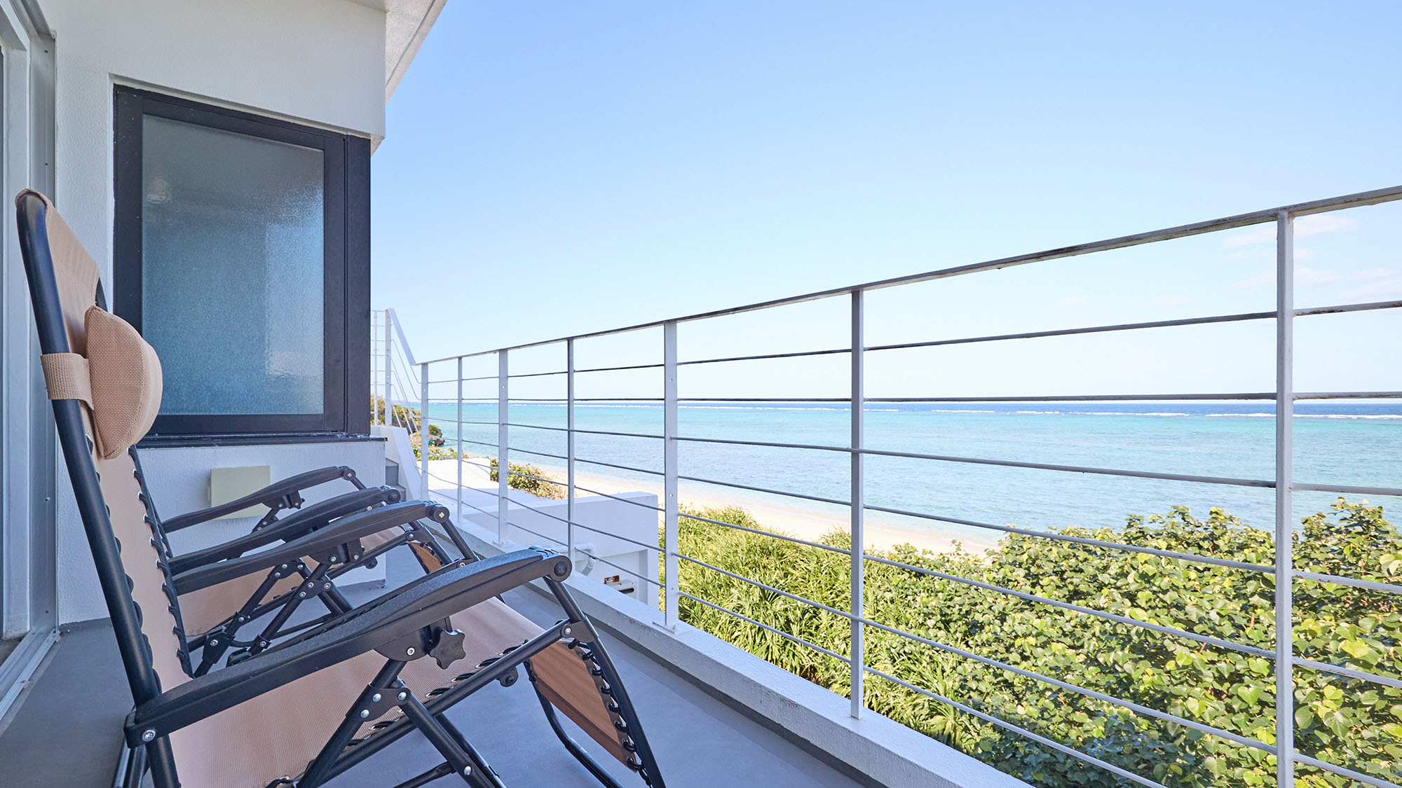 ・【301 ウェーブ】目の前に海を望むバルコニー。沖縄ならではの眺望をご堪能ください