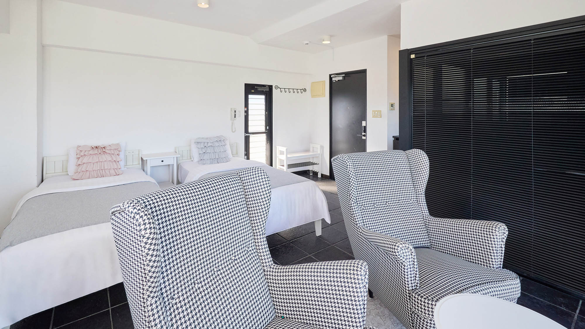 ・【201 アンスリウム】スタイリッシュな内装が特徴。シングルベッド2台完備しております