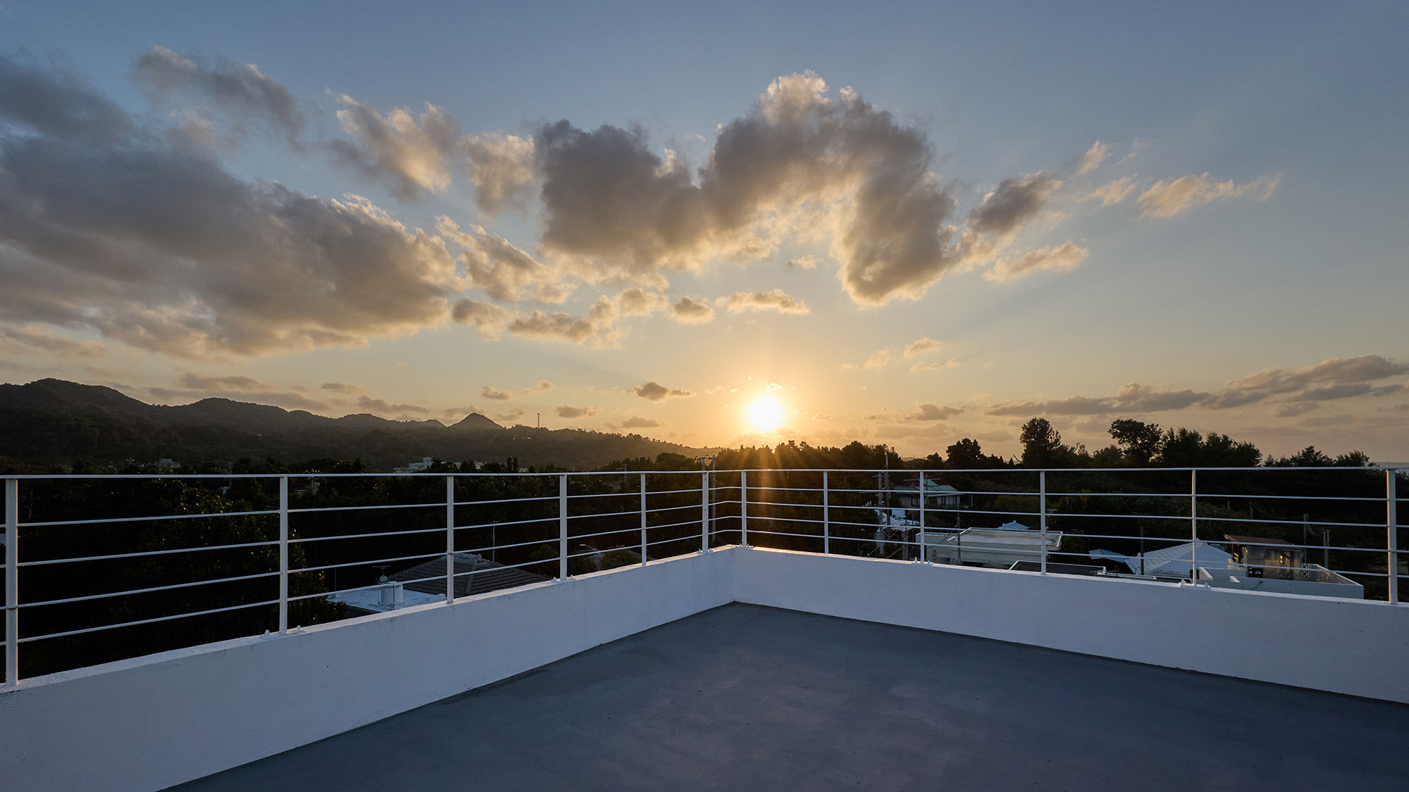 ・【屋上】海に沈む夕日が感動的。至福のひと時を大切な方と一緒にぜひお過ごしください