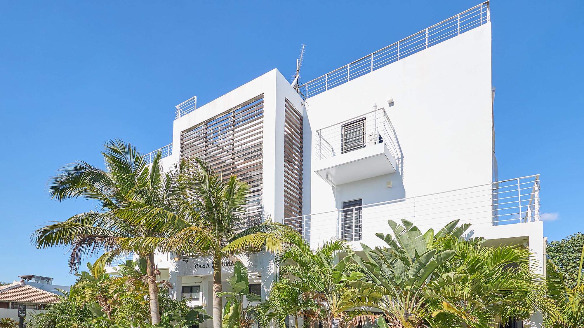 ・【外観】沖縄の青空に映える白い壁が印象的。美ら海水族館などの観光拠点に最適です