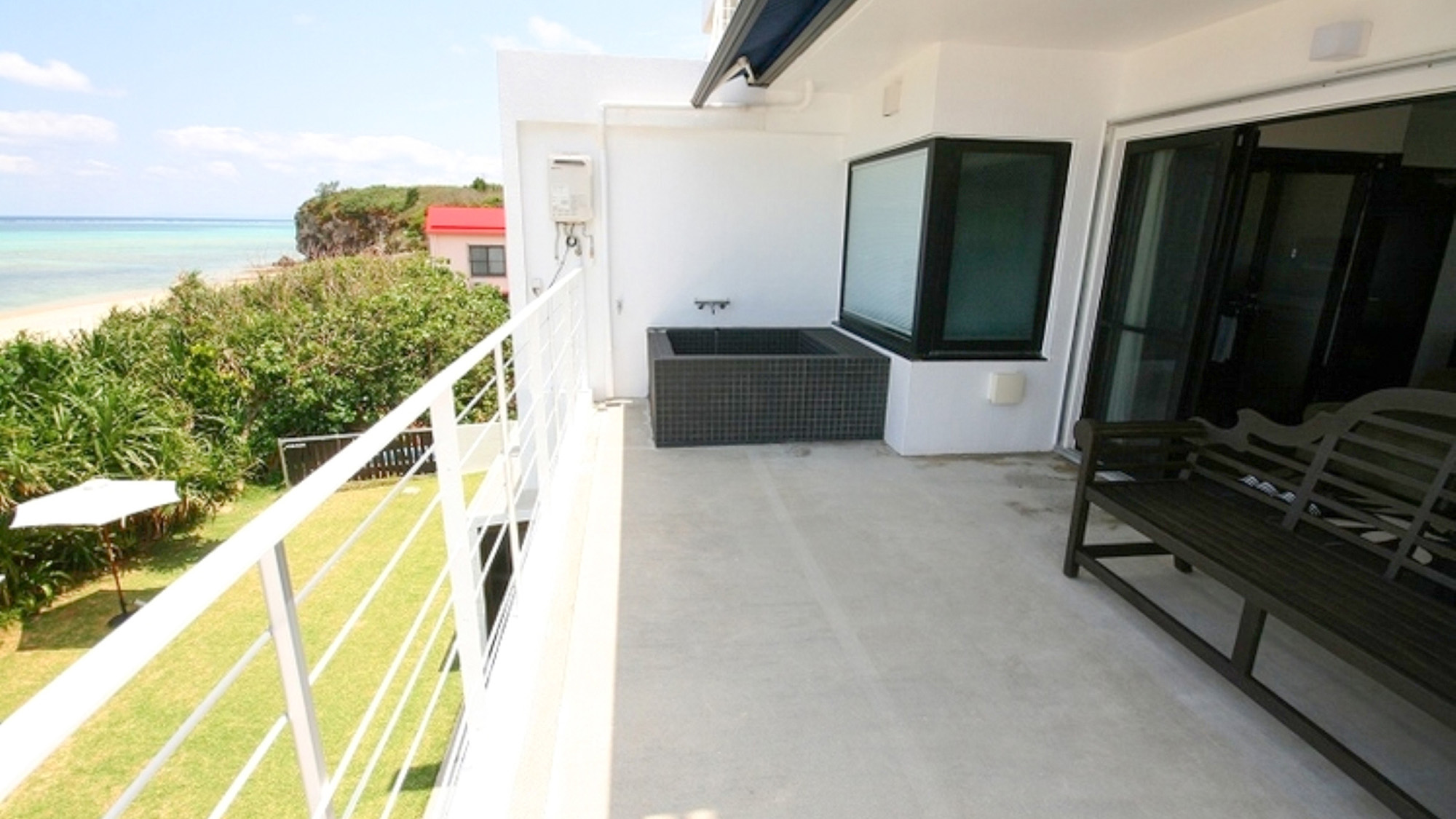 ・【露天風呂】海を一望できる露天風呂です。最高のロケーションで至福のひとときをお楽しみください