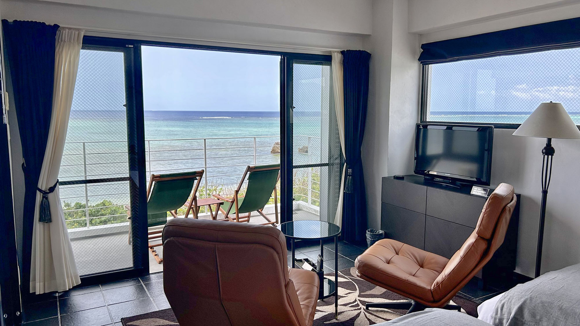 ・【ベッドルーム】窓からは海を一望することができます。椅子でくつろぎながら思い出に残るひと時を♪