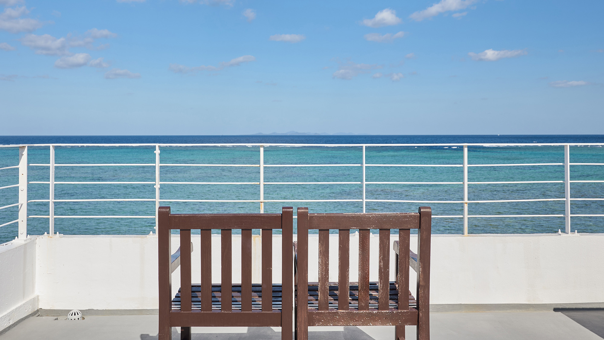 ・【302 スター】目の前に海を望むバルコニー。沖縄ならではの眺望をご堪能ください