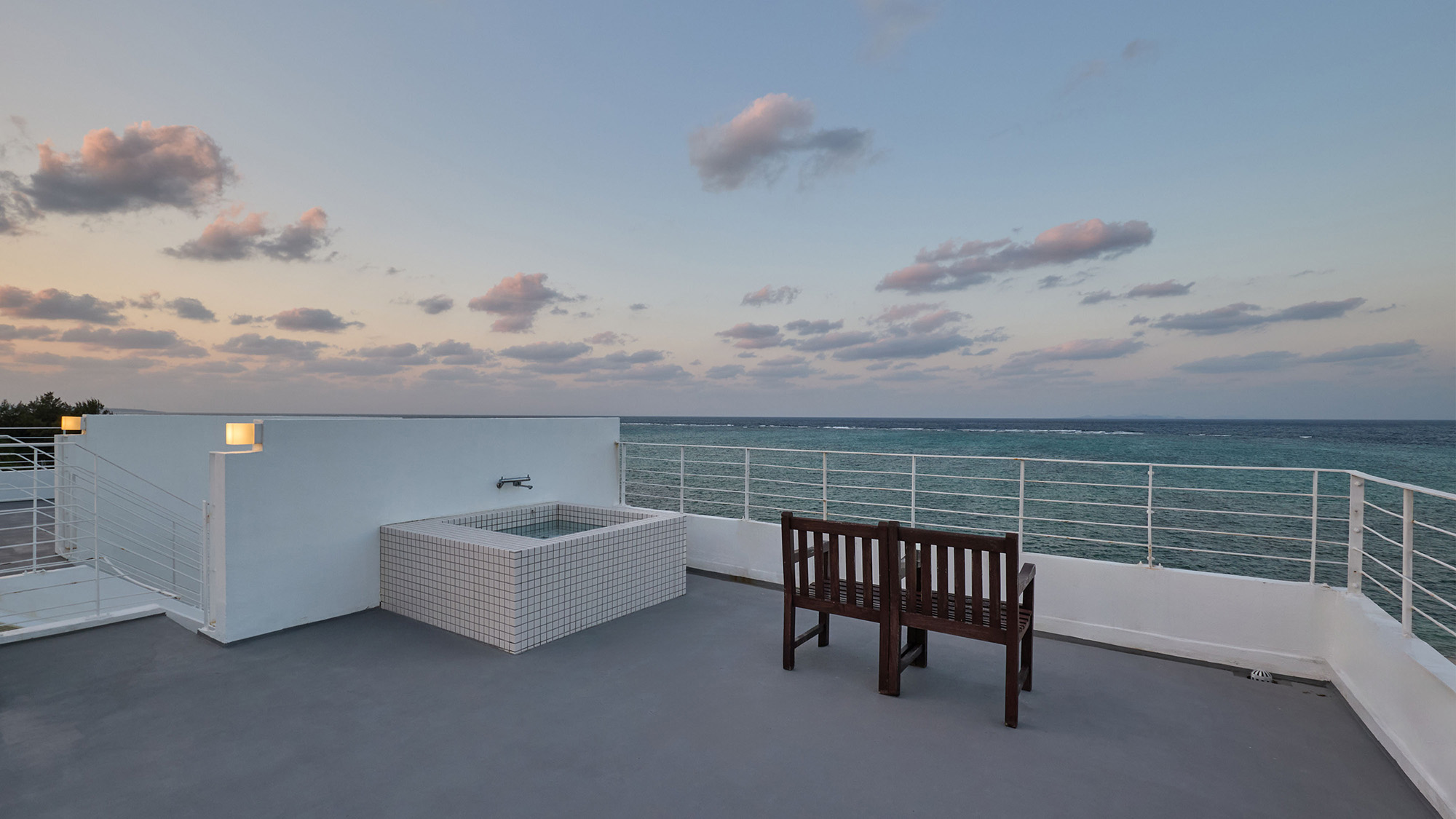 ・【301 ウェーブ】目の前に海を望むバルコニー。天気が良ければ夕景をご覧いただけます