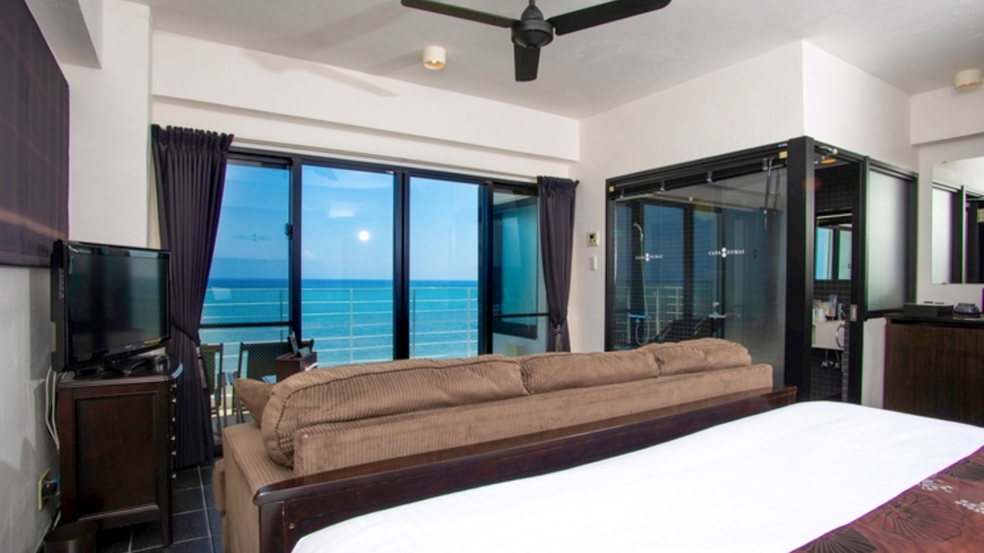 ・【ベッドルーム】お部屋からも露天風呂からもサンセットを望めます！贅沢な時間をご堪能ください