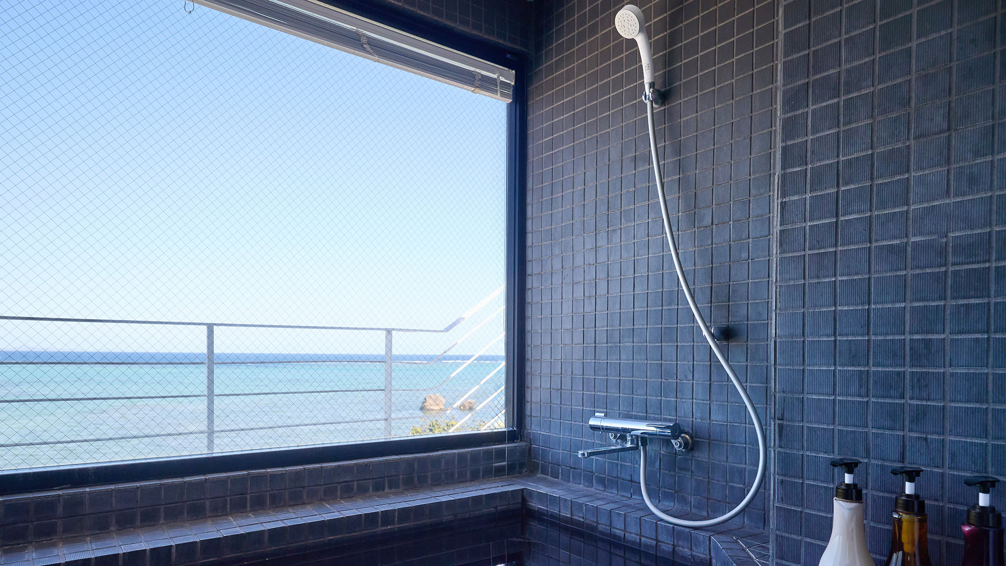 ・【302 スター】広々とした浴槽もございます。ご用途に合わせてご利用ください