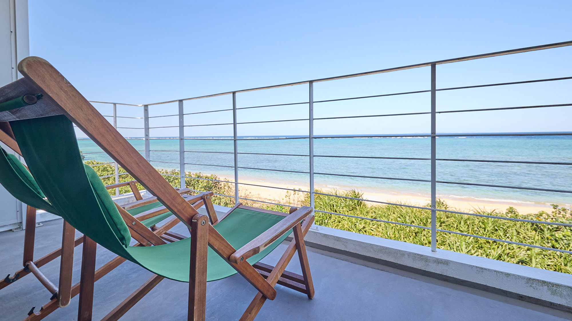 ・【302 スター】目の前に海を望むバルコニー。沖縄ならではの眺望をご堪能ください