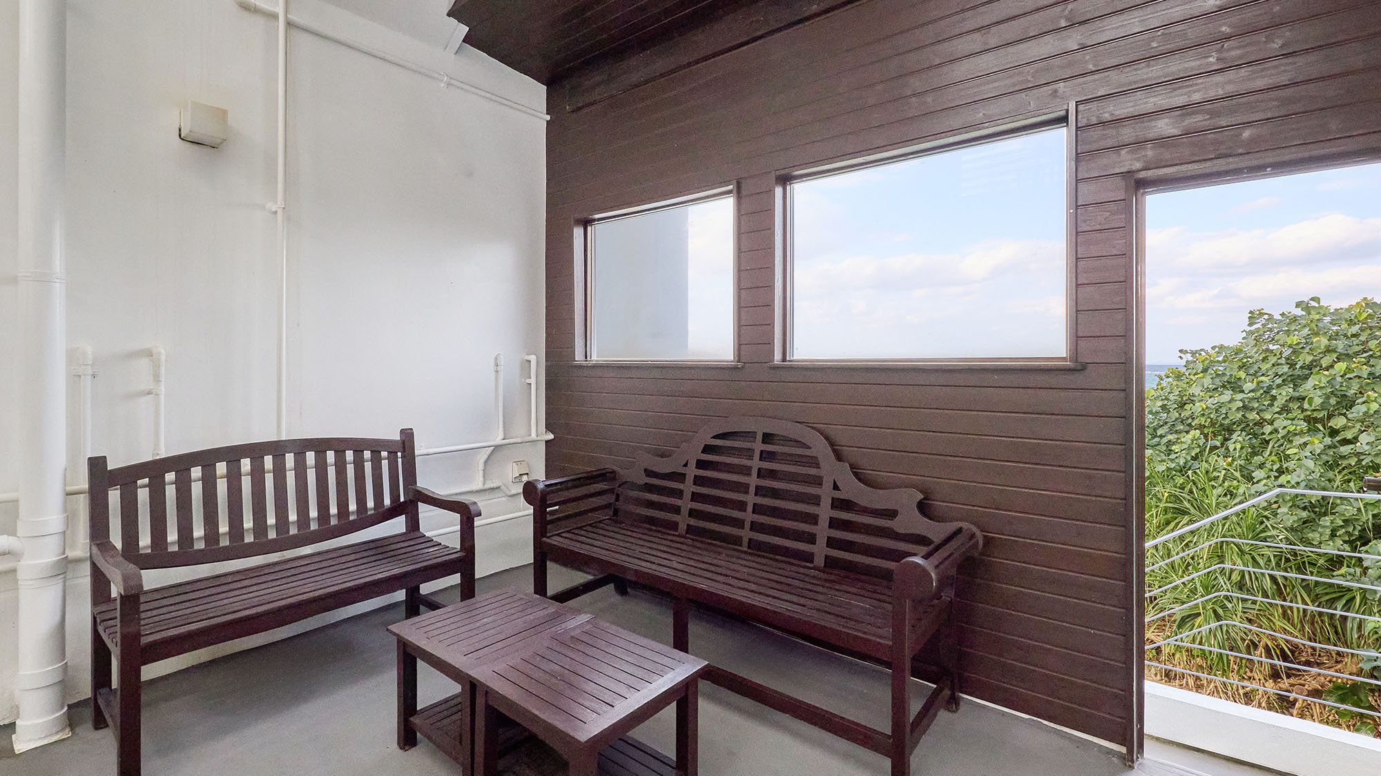 ・【館内共用部】ベンチをご用意しております。沖縄の風に吹かれながら素敵なひとときをお過ごしください