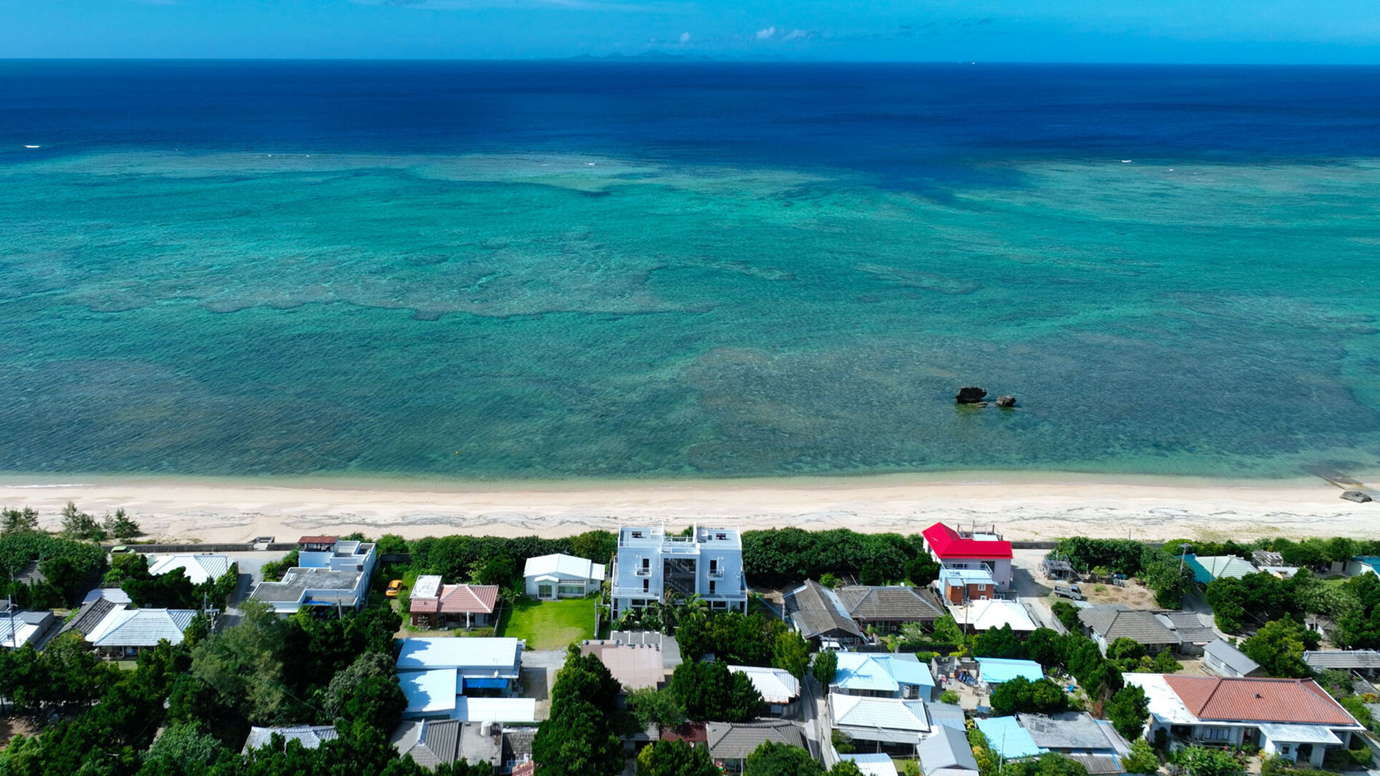 ・【周辺】ホテルの目の前には青い海が広がります。ラグジュアリーな空間で特別なひと時をお過ごしください