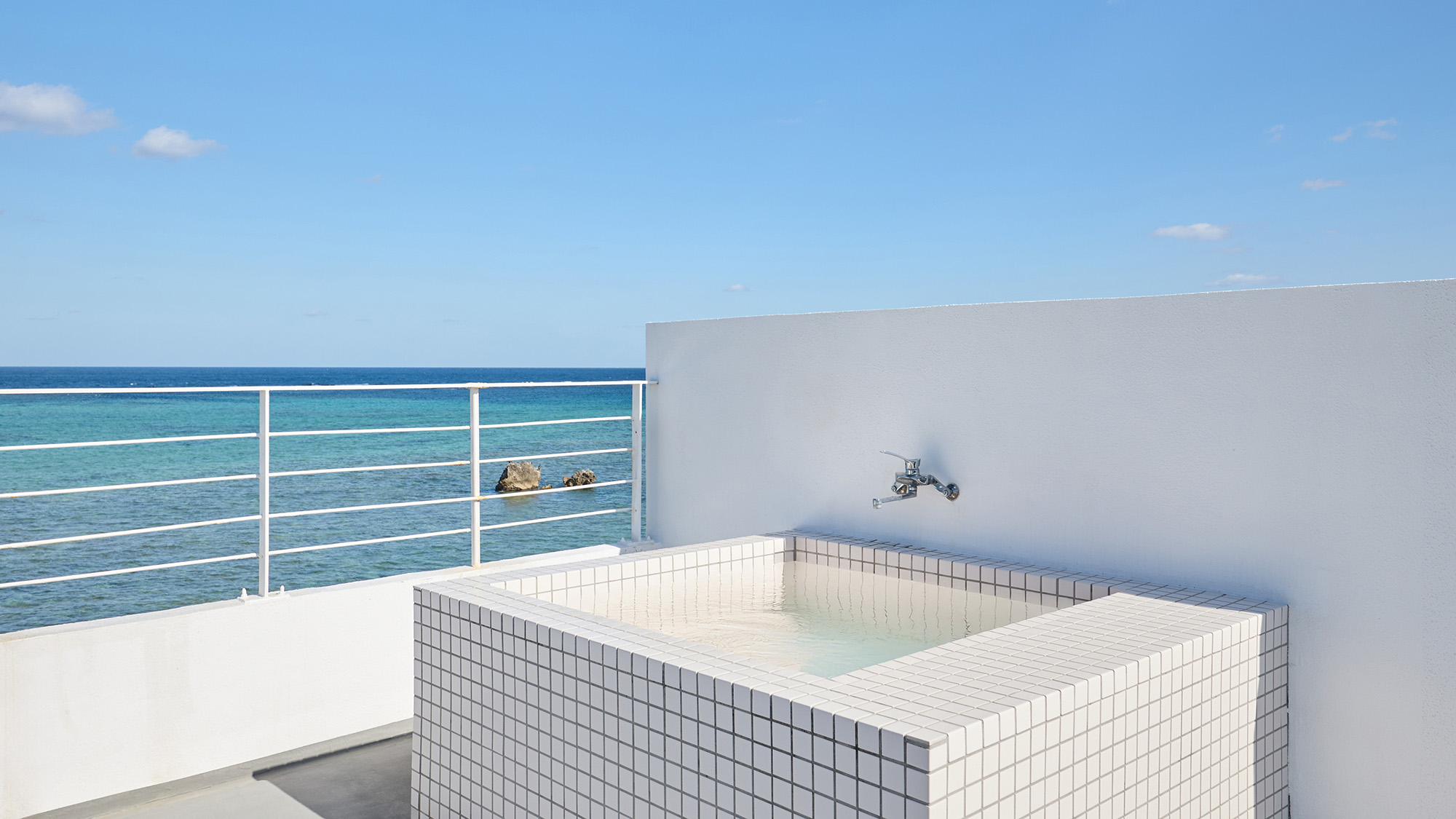 ・【302 スター】空と海が一体化するロケーション。屋上に上がり、絶好の湯浴みをご堪能ください