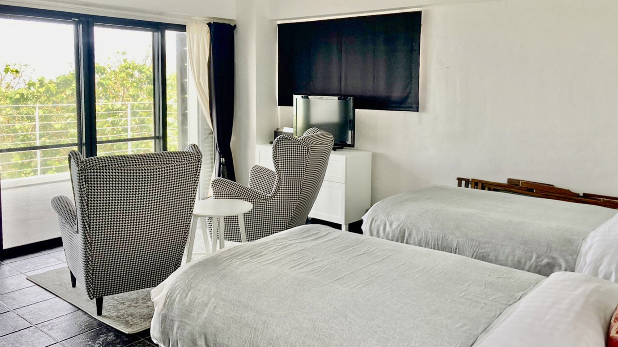 ・【ベッドルーム】波音を聞きながらリラックス。 大きい窓からはオーシャンビューを一望できます