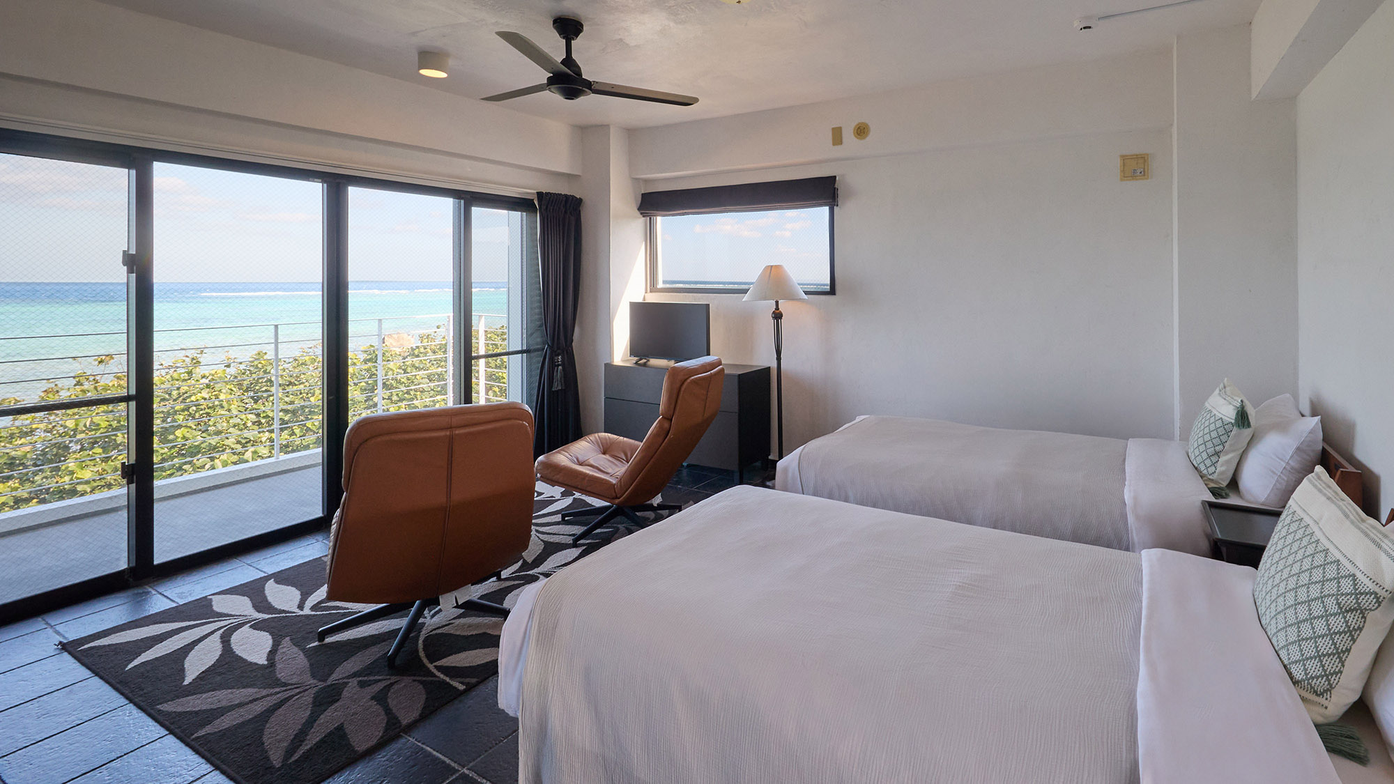 ・【301 ウェーブ】ラグジュアリーな内装が特徴。シングルベッド2台完備しております