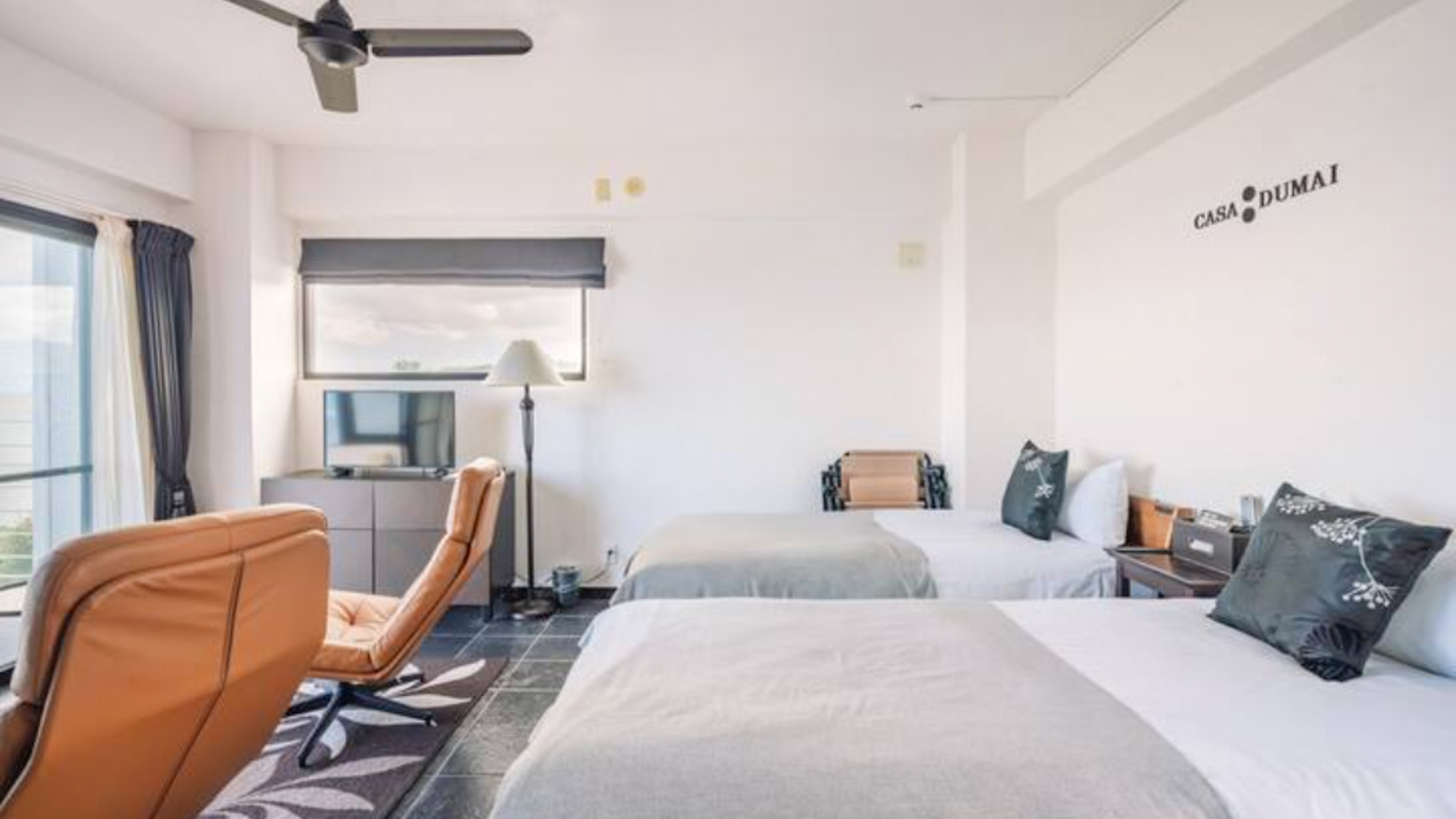 ・【ベッドルーム】広々としたお部屋でリラックス♪ ベッドでくつろぎながら海を眺めることができます