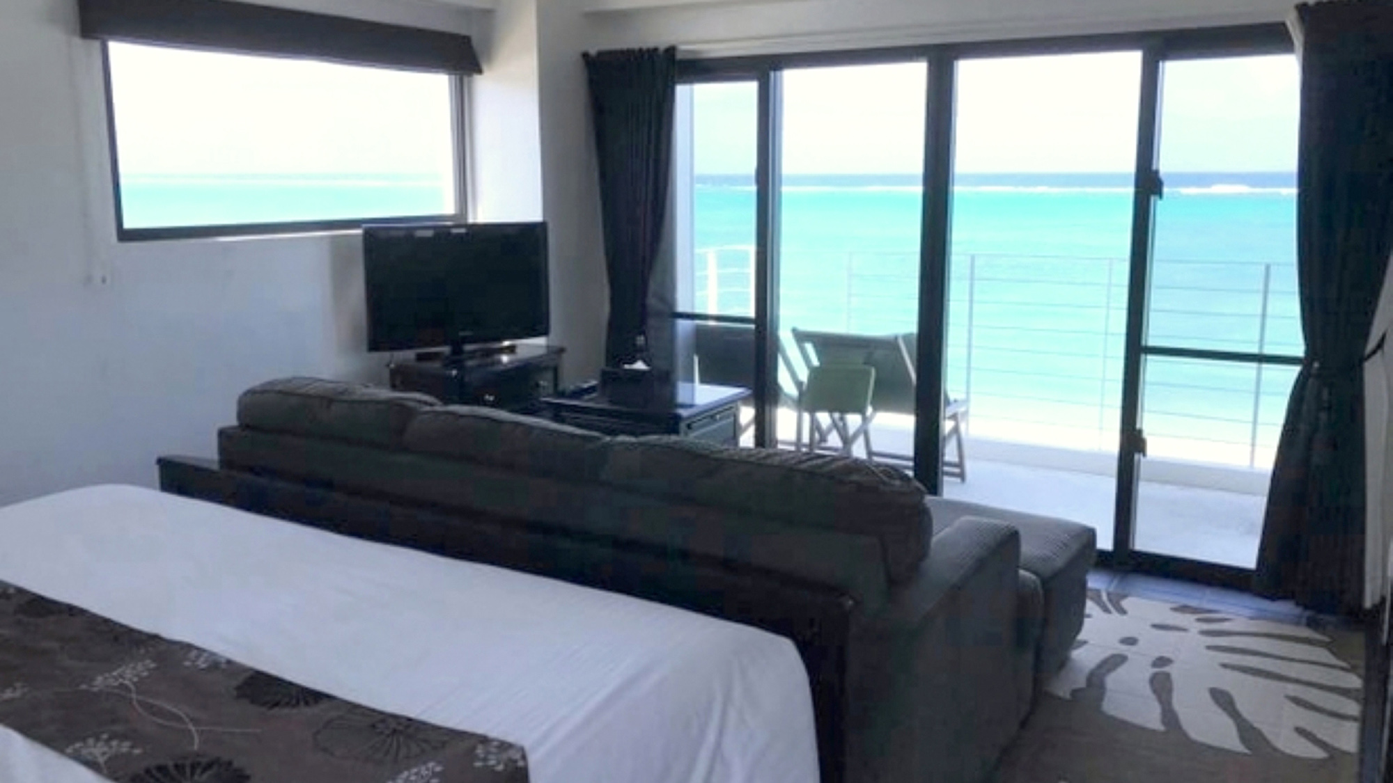 ・【ベッドルーム】波の音で目を覚まし、ベッドから海を眺める非日常をお楽しみください