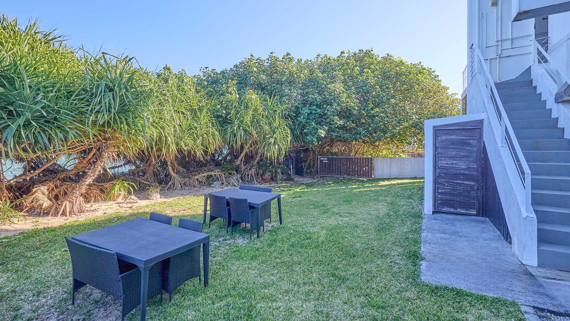 ・【テラス】木々越しに海の音を感じられるテラスで自然に溶け込むひと時をお過ごしください