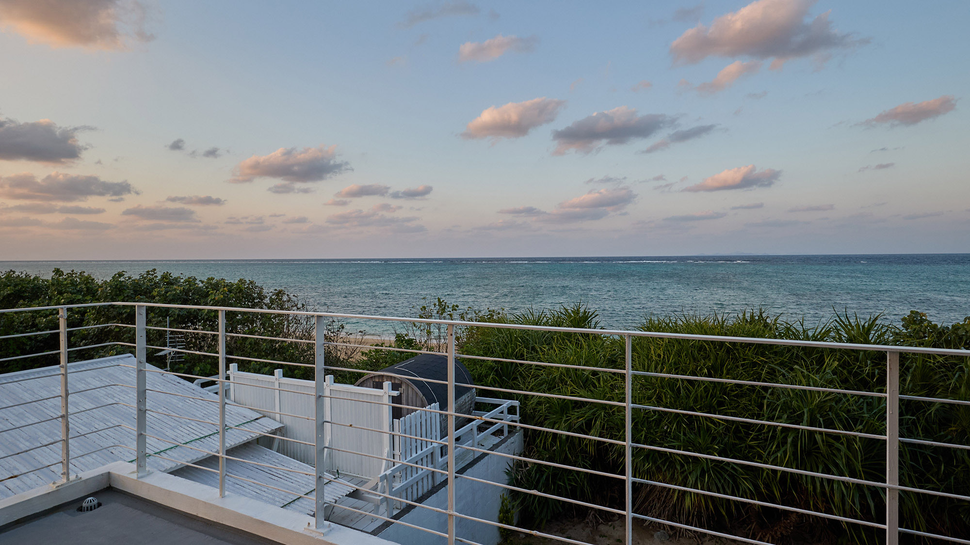 ・【202 サンセット】目の前に海を望むバルコニー。天気が良ければ夕景をご覧いただけます
