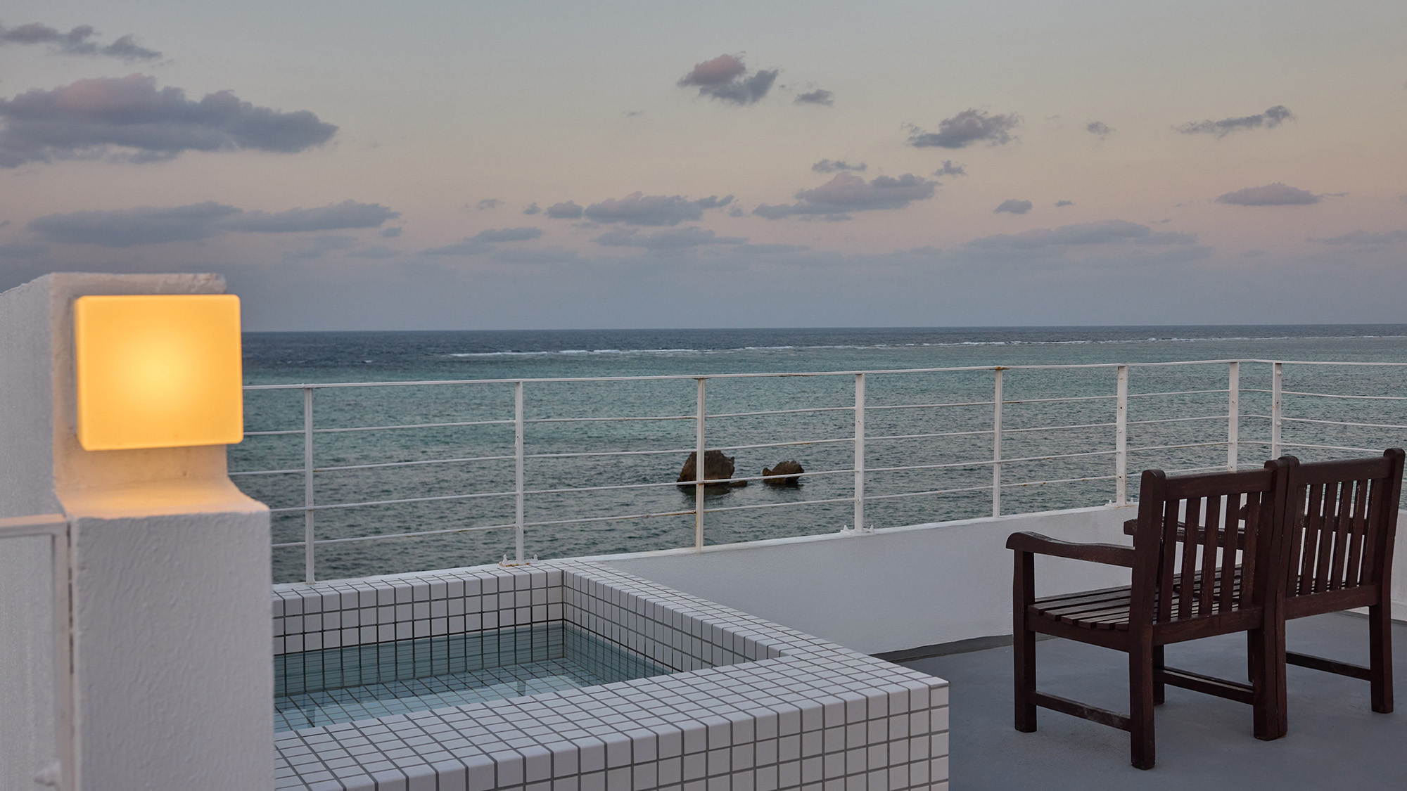 ・【301 ウェーブ】空と海が一体化するロケーション。屋上に上がり、絶好の湯浴みをご堪能ください