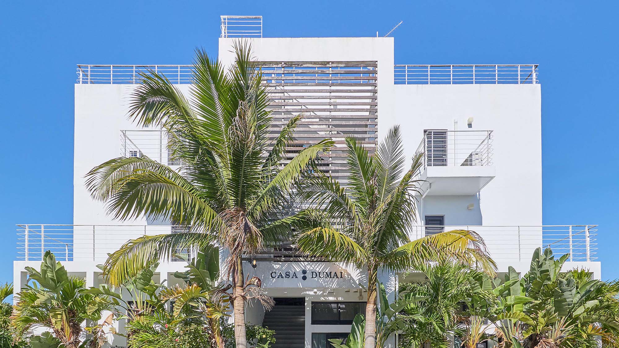 ・【外観】沖縄の青空に映える白い壁が印象的。美ら海水族館などの観光拠点に最適です