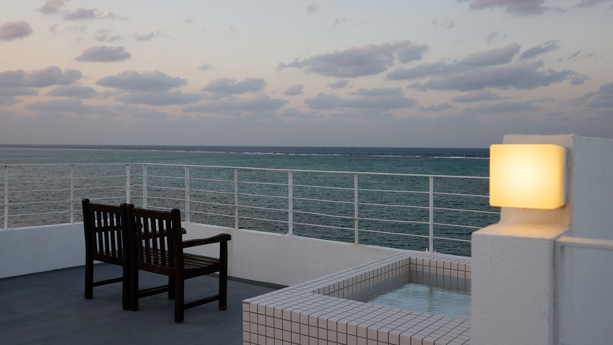 ・【302 スター】目の前に海を望むバルコニー。天気が良ければ夕景をご覧いただけます