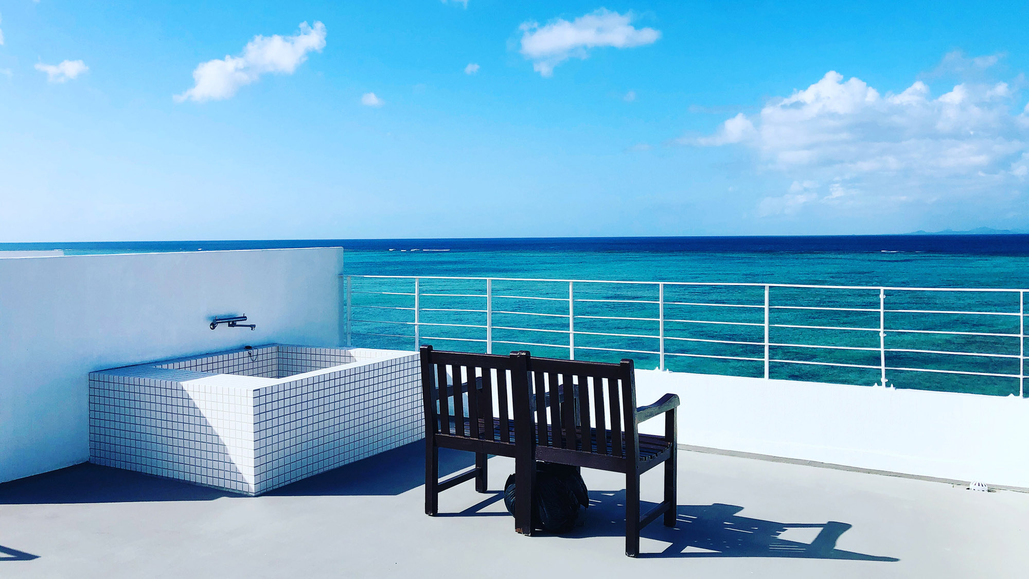 ・【露天風呂】屋上にはお客様専用の露天風呂をご用意！空と海が一体化した空間をお楽しみください