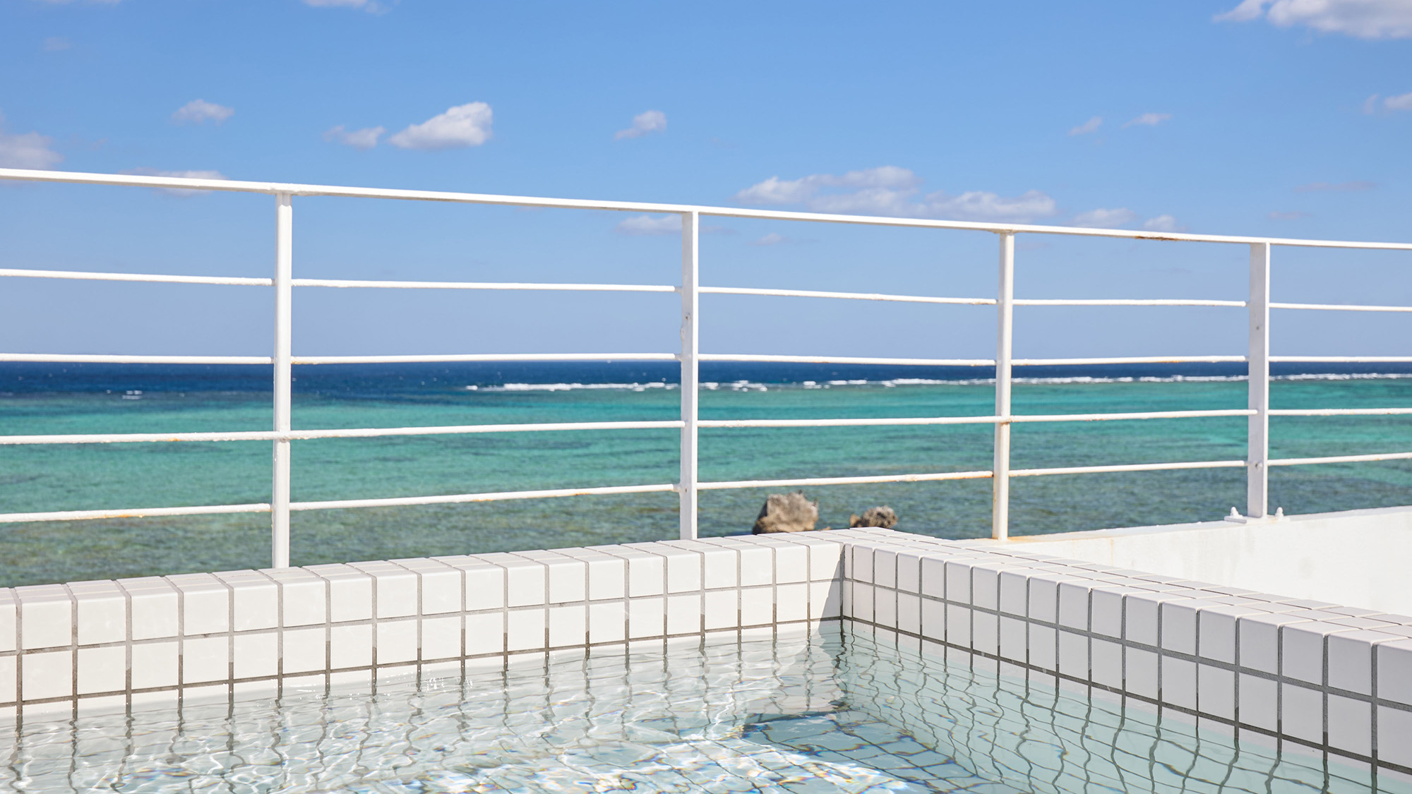 ・【301 ウェーブ】空と海が一体化するロケーション。屋上に上がり、絶好の湯浴みをご堪能ください