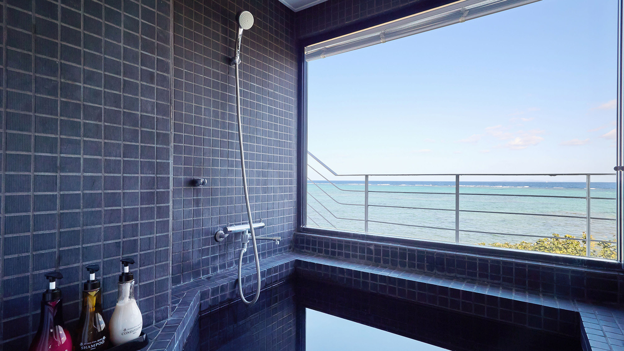 ・【301 ウェーブ】広々とした浴槽もございます。ご用途に合わせてご利用ください