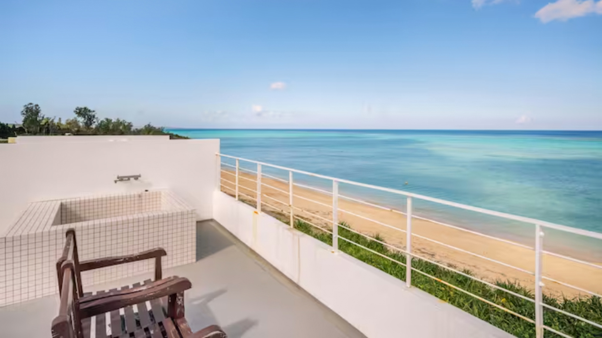 ・【露天風呂】水平線を眺めながら、開放感あふれる露天風呂で心ゆくまでリラックスしていただけます