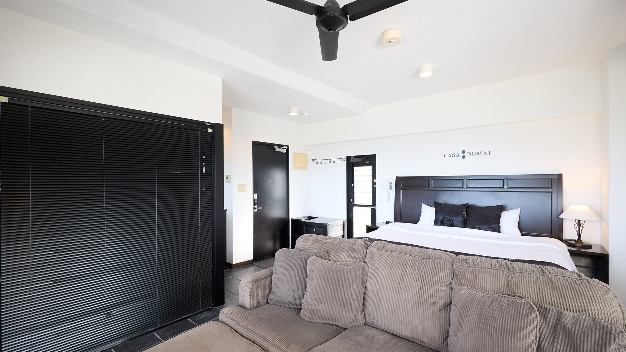 ・【202 サンセット】ゆったりおくつろぎいただけるソファ完備。広々お使いいただけます