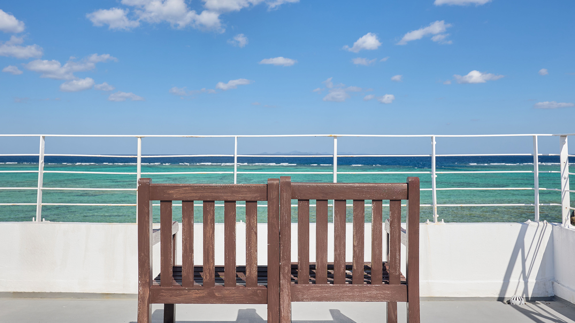 ・【301 ウェーブ】目の前に海を望むバルコニー。沖縄ならではの眺望をご堪能ください